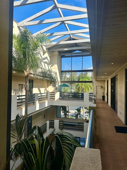 5755 Oberlin Dr, San Diego, CA à louer - Photo du bâtiment - Image 3 de 7