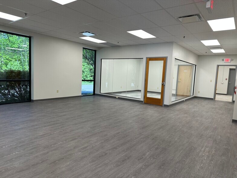 8 Industrial Way, Salem, NH à louer - Photo intérieure - Image 3 de 10