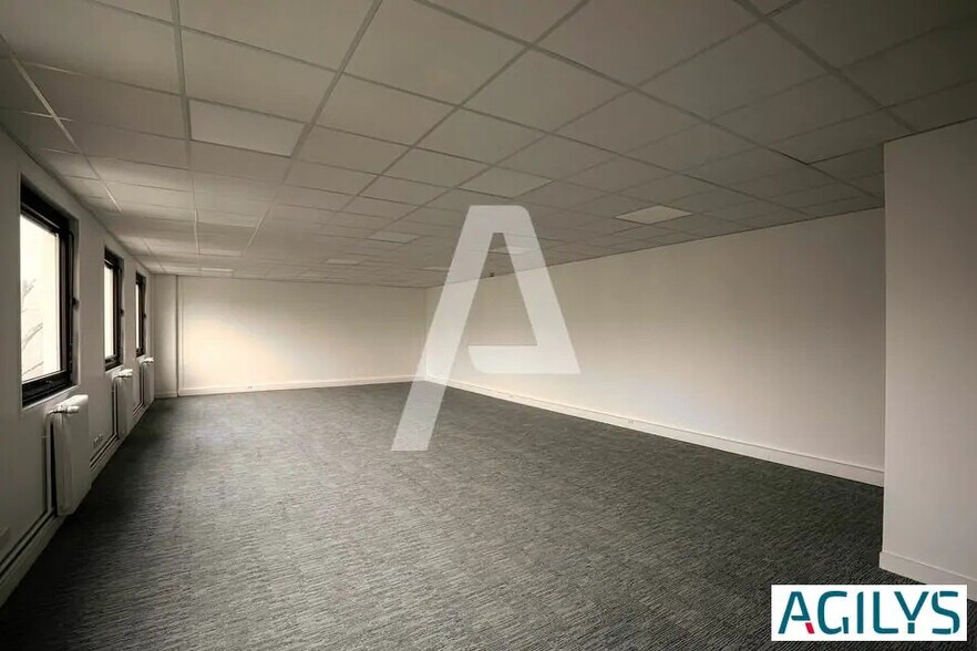 Office in Lisses for lease - Interior Photo - Image 3 of 5