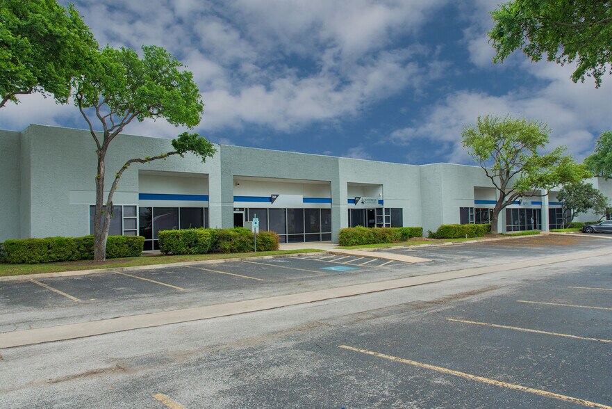 7042 Alamo Downs Pky, San Antonio, TX à louer - Photo du bâtiment - Image 2 de 7