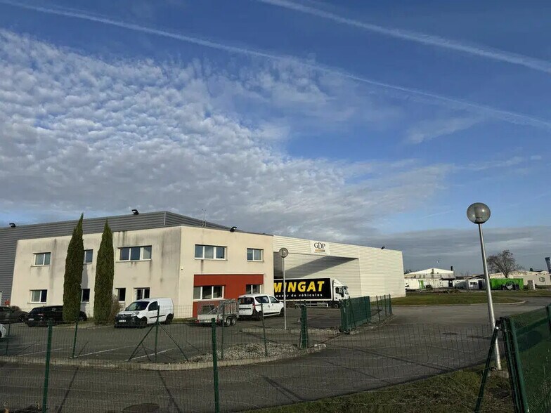 Bureau dans Meyzieu à louer - Photo du bâtiment - Image 2 de 4