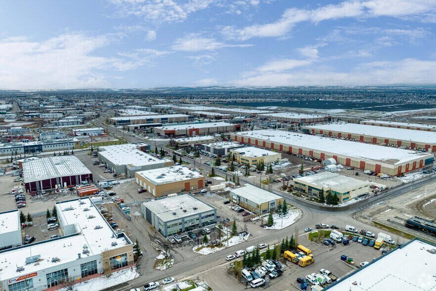 4351 104th Ave SE, Calgary, AB à vendre - Aérien - Image 3 de 14