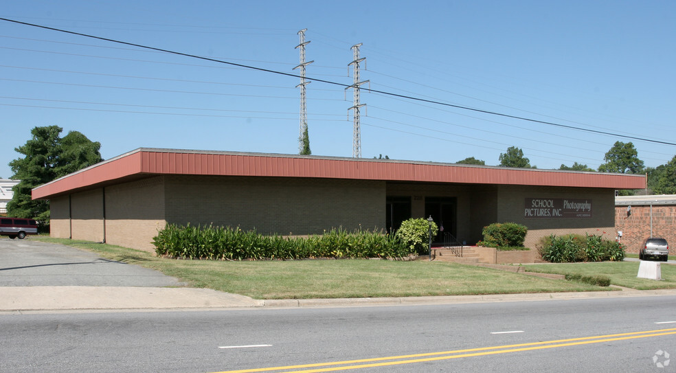 2211 N Church St, Greensboro, NC à vendre - Photo principale - Image 1 de 1