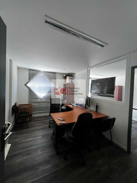 Flex in Marguerittes for lease - Interior Photo - Image 3 of 3