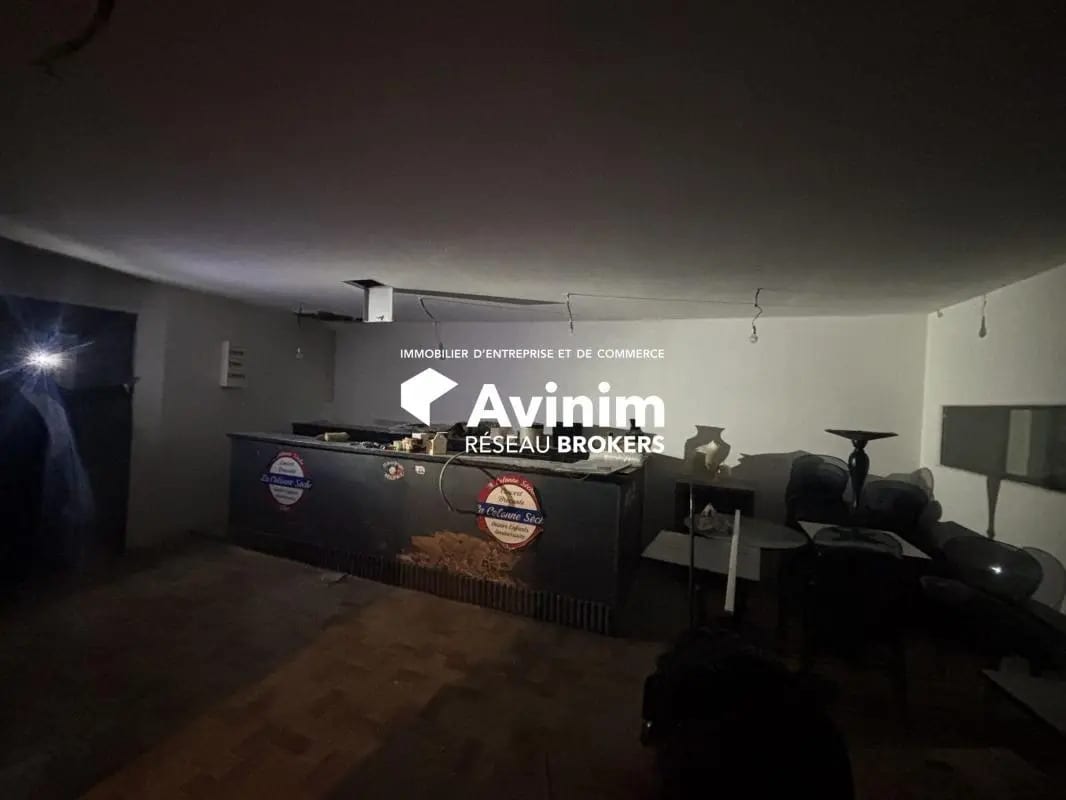 Retail in Paris for lease Interior Photo- Image 1 of 6