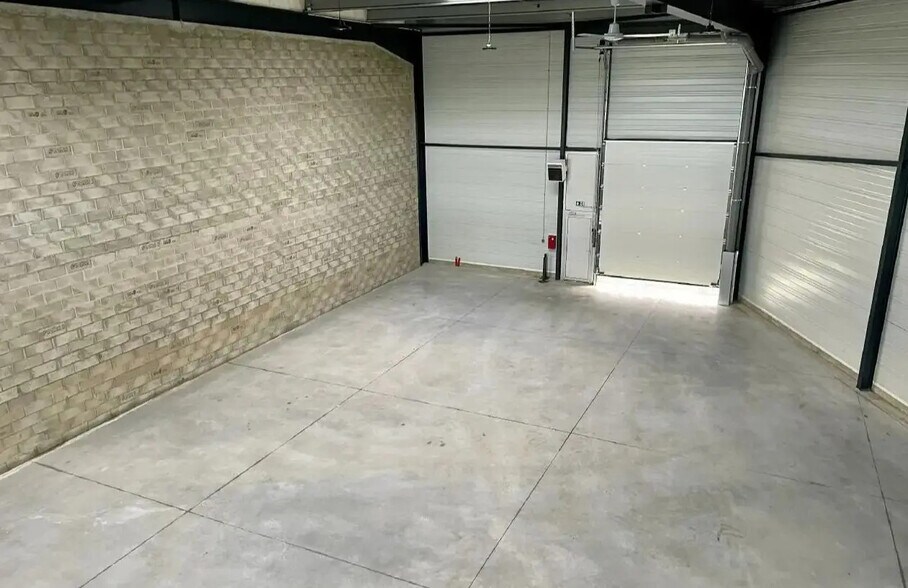 Local d'activités dans Marines à vendre - Photo du bâtiment - Image 2 de 13