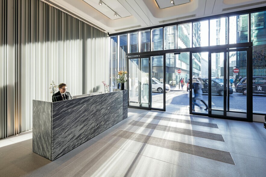 24 Chiswell St, Londres à louer - Photo du bâtiment - Image 1 de 35
