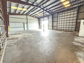 1812 W D St, La Porte, TX for lease Interior Photo- Image 2 of 2