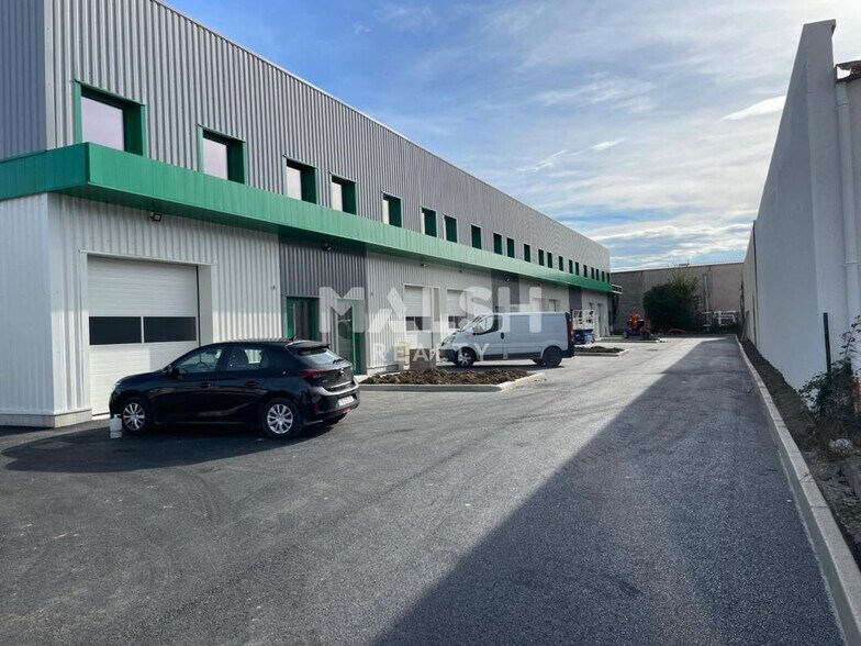 Flex in Mions for lease - Building Photo - Image 1 of 9