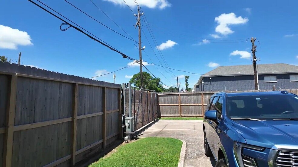 4202 Sherwood Ln, Houston, TX à vendre - Vidéo sur l’inscription commerciale - Image 2 de 28