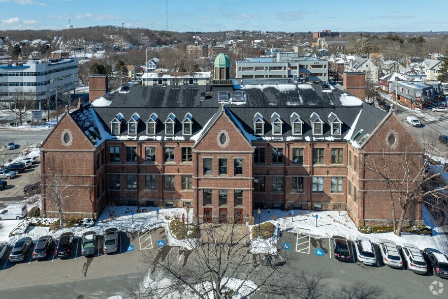 1266 Furnace Brook Pky, Quincy, MA à louer - Photo du bâtiment - Image 2 de 10