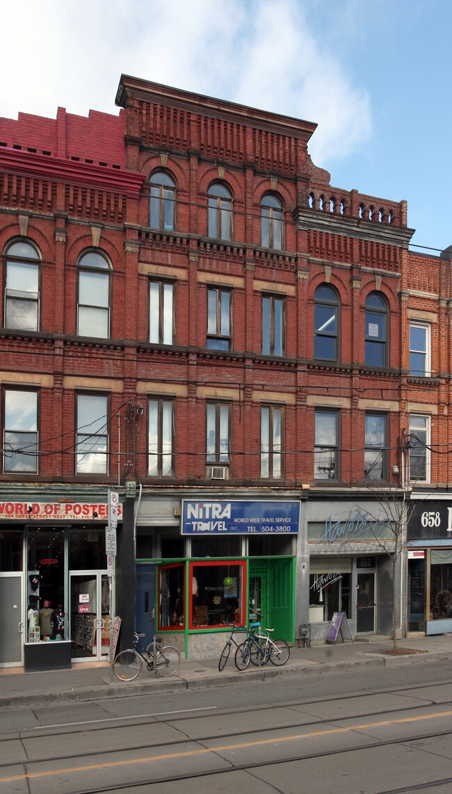 Plus de détails pour 662 Queen St W, Toronto, ON - Commerce de détail à louer