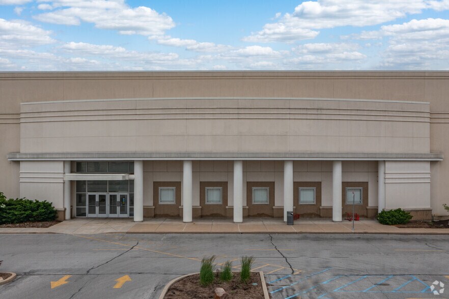 250 S County Center Way, Saint Louis, MO à louer - Photo du bâtiment - Image 2 de 5