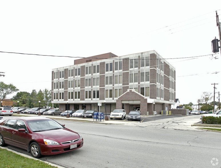 330 S Naperville Rd, Wheaton, IL à louer - Photo du bâtiment - Image 2 de 9