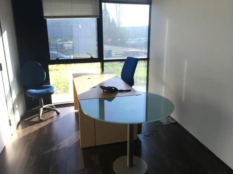 Flex in Lormont for lease - Interior Photo - Image 3 of 7