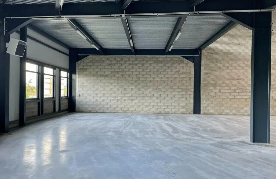 Local d'activités dans Marines à vendre - Photo du bâtiment - Image 1 de 13