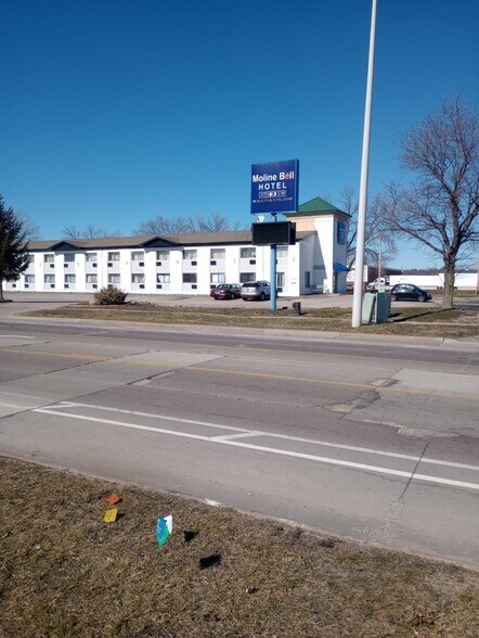 2501 52nd Ave, Moline, IL à vendre - Photo du bâtiment - Image 2 de 26