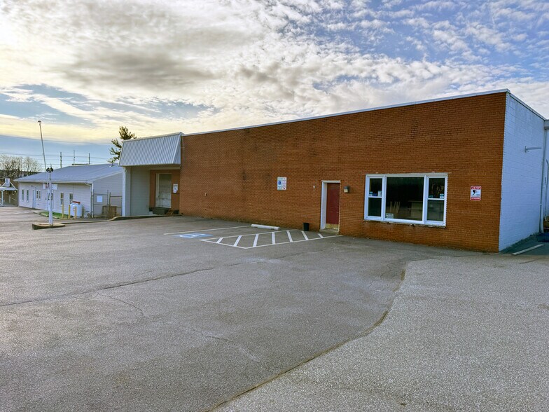 18043 W Oak Ridge Dr, Hagerstown, MD à louer - Photo du bâtiment - Image 2 de 3