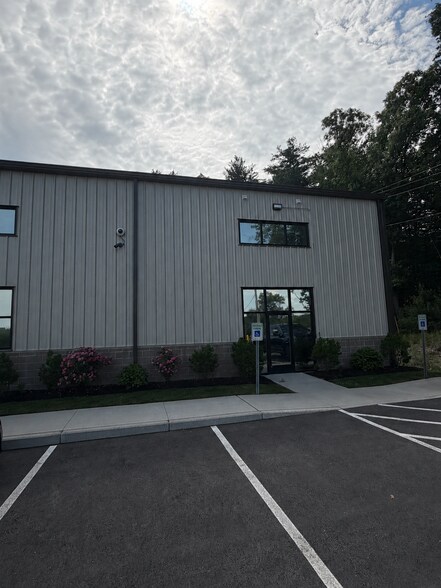 Unit 4 & 5 50 Old Tyng Rd, Tyngsborough, MA à vendre - Photo du bâtiment - Image 1 de 16