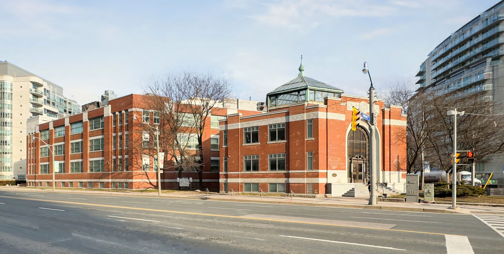 545 Lake Shore Blvd W, Toronto, ON à vendre Photo du bâtiment- Image 1 de 6