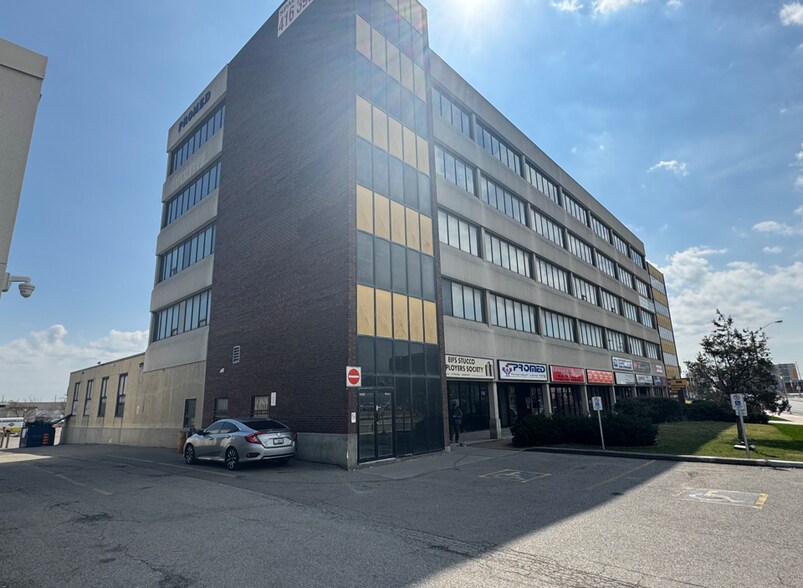 1315 Finch Ave W, Toronto, ON à louer - Photo du bâtiment - Image 3 de 6