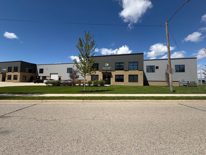 1535 Steele Ave SW, Grand Rapids, MI à louer - Photo du bâtiment - Image 1 de 16