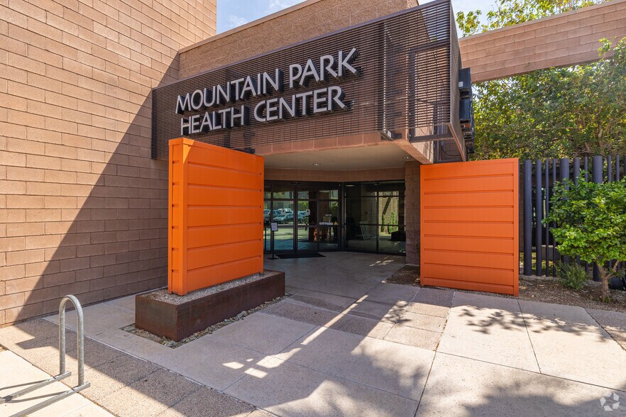 140 N Litchfield Rd, Goodyear, AZ à louer - Photo du bâtiment - Image 2 de 4