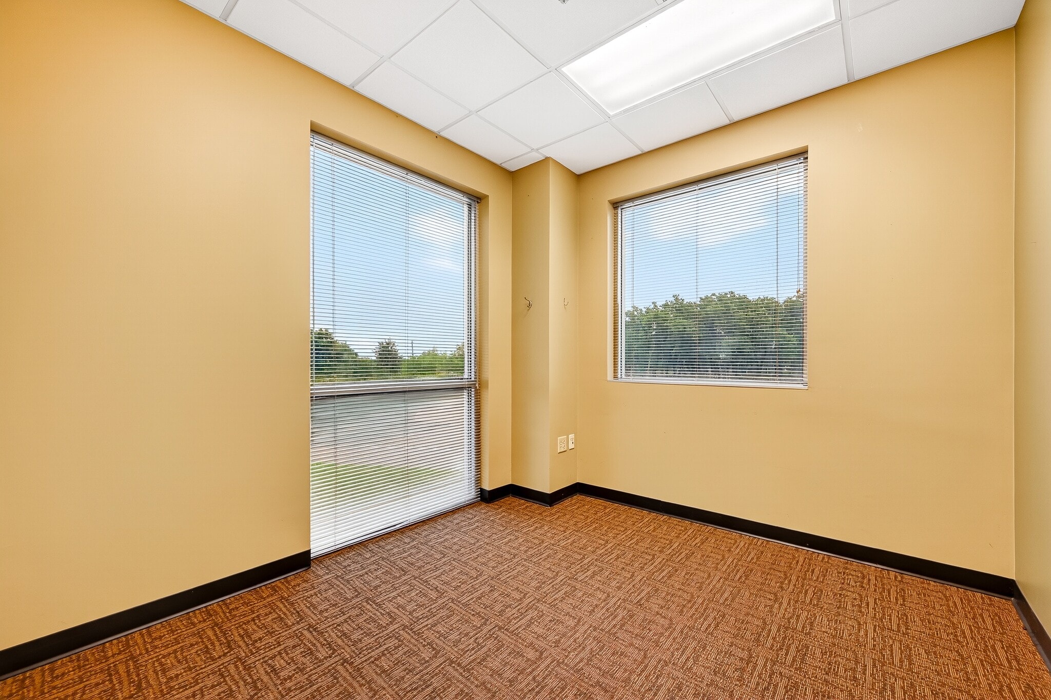 2817 S Mayhill Rd, Denton, TX for lease Interior Photo- Image 1 of 12