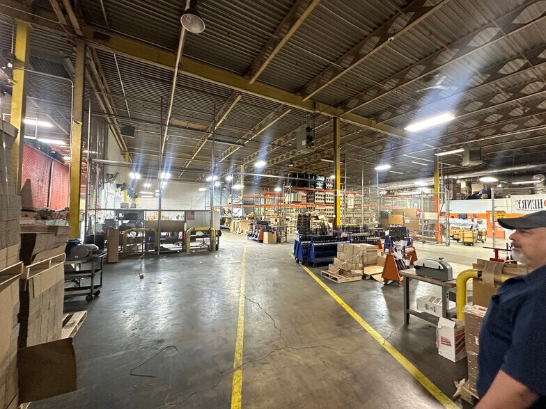 59 E 1st St, Bayonne, NJ à louer - Photo du bâtiment - Image 3 de 6