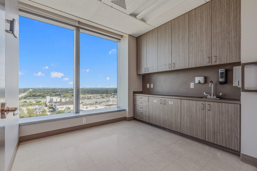 8950 SW 74th Ct, Miami, FL à louer - Photo du bâtiment - Image 3 de 17
