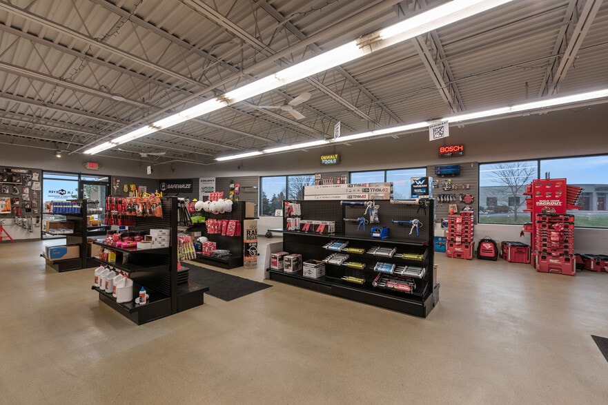 W223N609 Saratoga Dr, Waukesha, WI for sale - Building Photo - Image 3 of 12