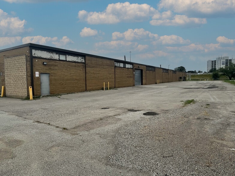 110 Ronson Dr, Toronto, ON à vendre - Photo du bâtiment - Image 3 de 11
