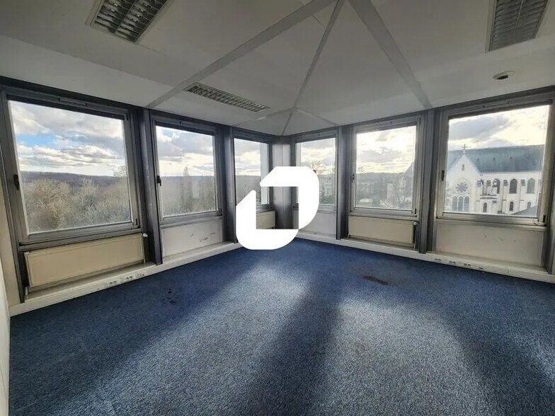 2 Esplanade Du Grand Siecle, Versailles for lease - Interior Photo - Image 3 of 9