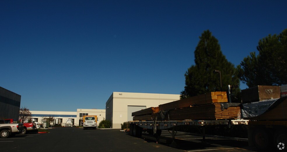 905 Cotting Ln, Vacaville, CA à louer - Photo du bâtiment - Image 3 de 7