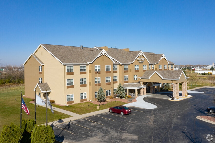 121 Merwin Way, Fond Du Lac, WI for sale - Building Photo - Image 1 of 4