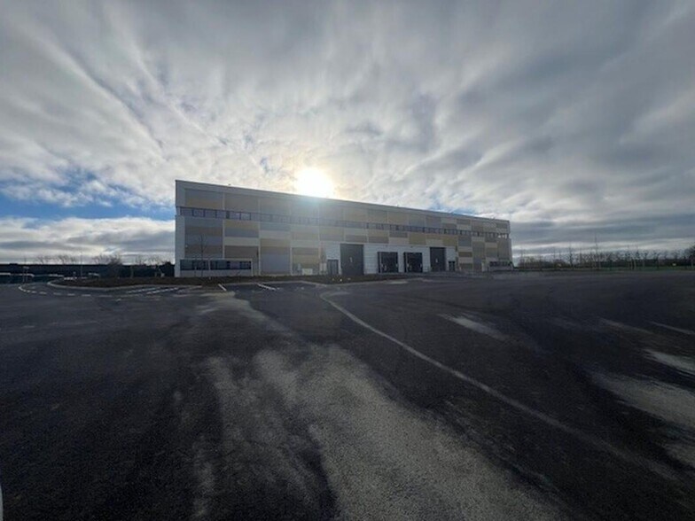 226 Rue Jacques Monod, Plaisir for lease - Building Photo - Image 1 of 9