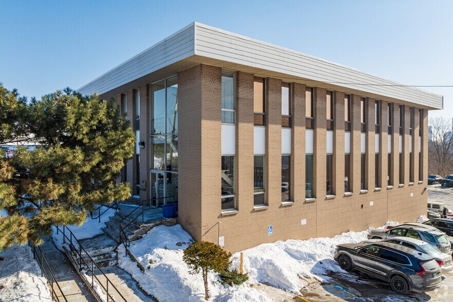 109 Railside Rd, Toronto, ON à vendre - Photo principale - Image 1 de 3