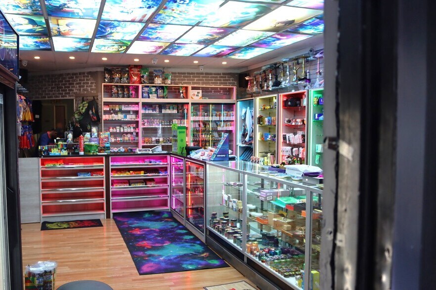 22 Olneyville Sq, Providence, RI à louer - Photo du bâtiment - Image 3 de 6