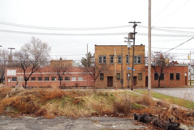 More details for 683-703 E 152nd St, Cleveland, OH - Retail for Sale