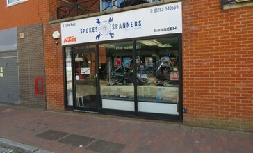 8 Camp Rd, Farnborough for lease Building Photo- Image 1 of 1