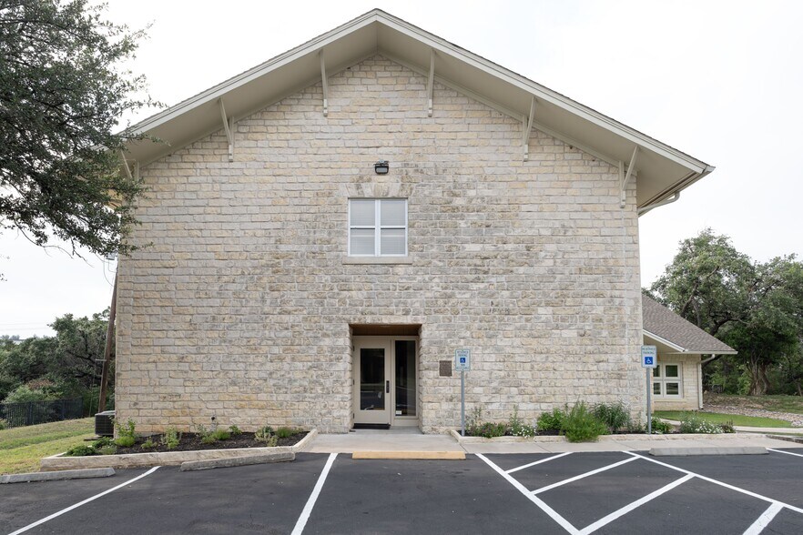 6909 W Courtyard Dr, Austin, TX à louer - Photo du bâtiment - Image 2 de 4
