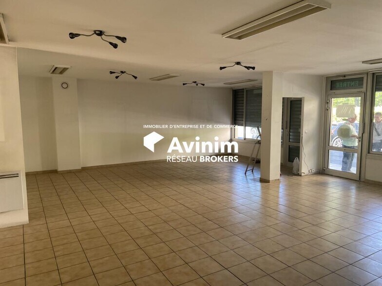 Retail in Noisy-le-Grand for lease - Building Photo - Image 2 of 9