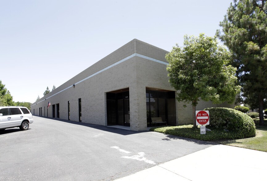 3201-3207 Pegasus Dr, Bakersfield, CA à vendre - Photo du bâtiment - Image 2 de 4