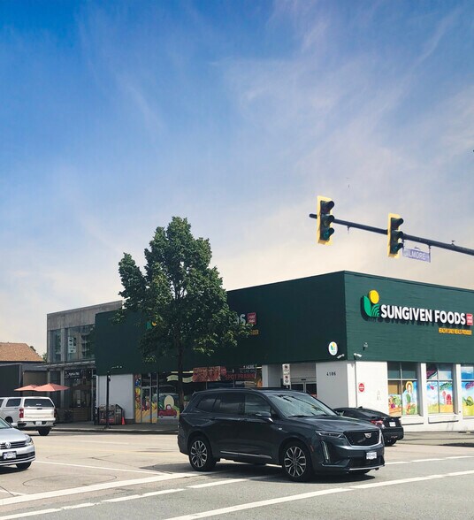 Prime Corner Investment in Burnaby portefeuille de 2 propriétés à vendre sur LoopNet.ca - Photo du bâtiment - Image 2 de 4