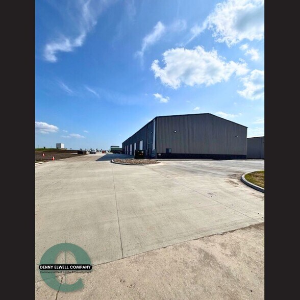 1407 NW Laurel St, Elkhart, IA à vendre - Photo du bâtiment - Image 3 de 10