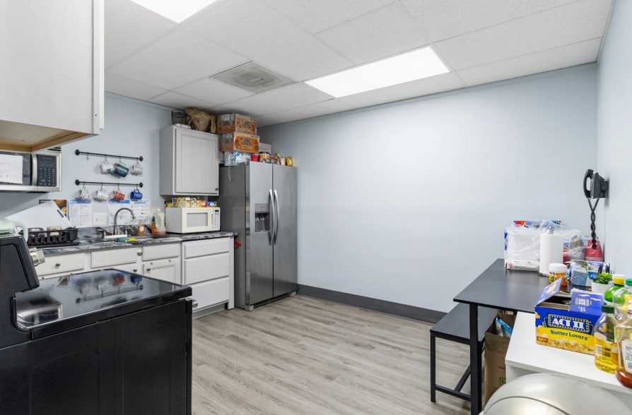 23370 Commerce Dr, Farmington Hills, MI for lease - Interior Photo - Image 2 of 17