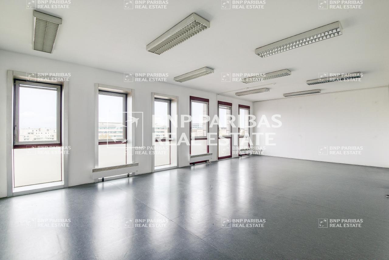 1 Place Charles De Gaulle, Montigny-le-Bretonneux for sale Interior Photo- Image 1 of 11