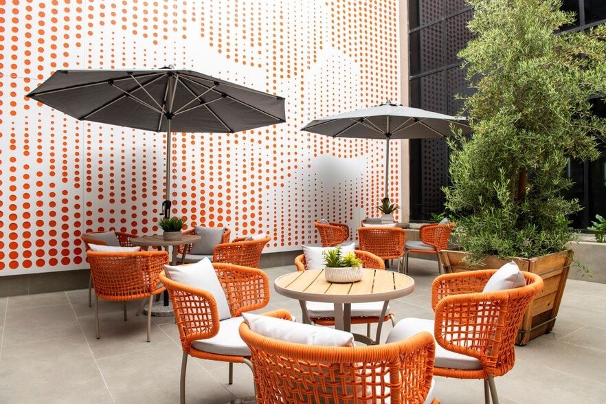 21515 Vanowen St, Canoga Park, CA à louer - Photo du bâtiment - Image 3 de 21