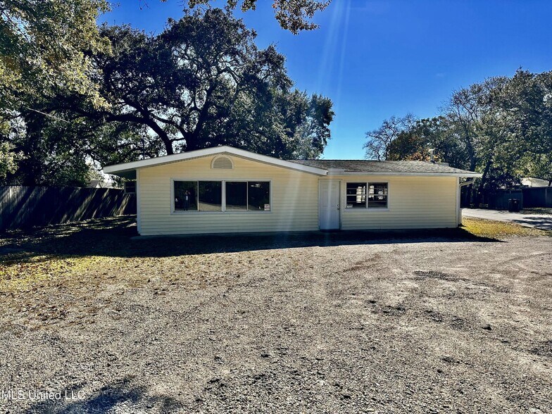 415 Old Pass Rd, Long Beach, MS à vendre - Photo du bâtiment - Image 2 de 23