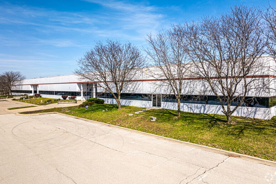 11217-11227 Lakeview Ave, Lenexa, KS for lease - Building Photo - Image 1 of 7